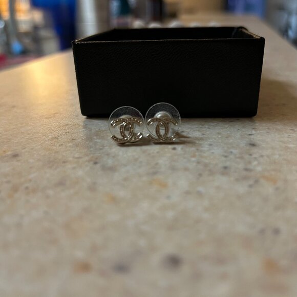 Chanel post earrings - Boucles d'Oreil goldtone interlocked "CC" - Picture 2 of 3